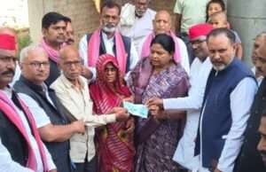 सपा ने फाफामऊ कोल्ड स्टोर की घटना मे मृतक के परिजनों को दो लाख एवं घायलों को 50-50हजार के चेक सौंपा