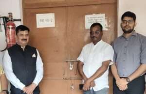 डीएम का वीवीपैट वेयरहाउस पर औचक छापा: सुरक्षा इंतजाम खंगाले, अधिकारियों को दी कड़ी हिदायत