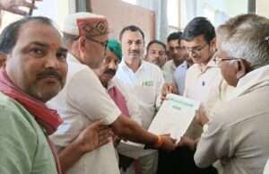 किसान यूनियन व समाजवादी पार्टी के कार्यकर्ताओं ने तहसील मुख्यालय पर किया प्रदर्शन