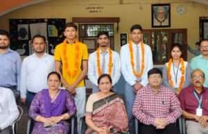 जेईई मेंस के सफल मेधावियों को निदेशिका ने किया सम्मानित