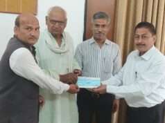 उपभोक्ता आयोग ने 55,040 रुपए का चेक देकर कराया मामले का निस्तारण