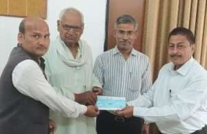 उपभोक्ता आयोग ने 55,040 रुपए का चेक देकर कराया मामले का निस्तारण