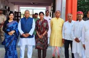 नायब तहसीलदार बनने पर अवंतिका व ज्योति का हुआ सम्मान