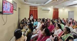 नारी सशक्तिकरण के संकल्प के साथ प्रधानमंत्री के संबोधन को सामूहिक रूप से सुना