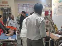 अनियंत्रित होकर पेड़ से टकराई बाइक, दो लोग गंभीर रूप से हुए घायल