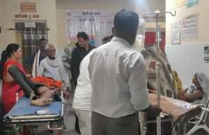 अनियंत्रित होकर पेड़ से टकराई बाइक, दो लोग गंभीर रूप से हुए घायल