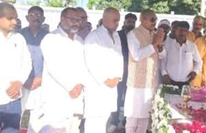 पूर्व एमएलसी बब्बू राजा को प्रमोद ने अर्पित की पुष्पांजलि