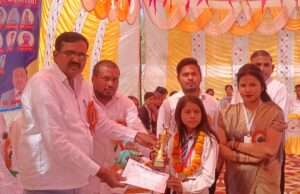 परीक्षाफल वितरण समारोह में मेधावियों का सम्मान, छात्रों के खिले चेहरे