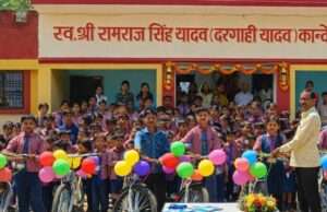 मेधावी छात्रों को साइकिल देकर किया गया सम्मानित