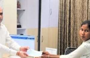 अनाथ भाई-बहनों की मदद को आगे आए डीएम, 20 हजार की आर्थिक सहायता दी