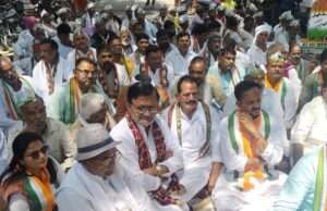 अहरौरा के टोल प्लाजा को हटाने को लेकर कांग्रेस का अनिश्चितकालीन धरना शुरू