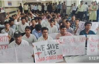 20 जूनियर रेजिडेंट डॉक्टर किये गये सस्पेंड,अधिवक्ताओं से विवाद के बाद तीसरे दिन हुई कार्रवाई