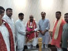 नपाध्यक्ष श्यामसुंदर केशरी के आवास बूथ संख्या 253 पर किसान मोर्चा प्रदेश अध्यक्ष कामेश्वर नाथ सिंह के साथ सुनी मन की बात