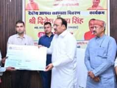 राज्यमंत्री (स्वतंत्र प्रभार) ने दैवीय आपदा से प्रभावित लोगों को आर्थिक सहायता राशि की डमी चेक किया प्रदान