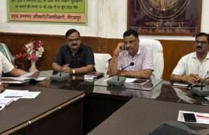 जिलाधिकारी ने देवापुर (एन०एच०-35) से भटौली सेतु को जोडने हेतु किसानो की भूमि क्रय के सम्बंध बैठक कर की समीक्षा