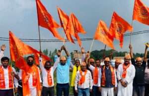 भाजपा की जीत पर झूमे ग्रामीण, भगवा ध्वज लहराकर मनाया जश्न