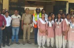 ट्रैफिक की पाठशाला में छात्राओं को पढ़ाया गया सड़क सुरक्षा का पाठ