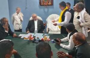जिला कचहरी के अधिवक्ताओं ने फैमिली कोर्ट की फाइलों को लालगंज व मड़िहान तहसीलों में स्थानांतरित करने का किया विरोध