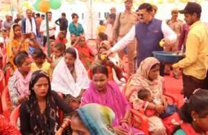 श्रमिक दिवस पर मेहनतकश हाथों को मिला सम्मान, डीएम ने कराया भोज व स्वास्थ्य परीक्षण