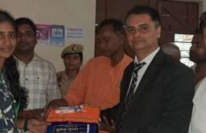 मेघावी बच्चो के सम्मान समारोह मे पहुंचे भुवन सचिव जिला विधिक सेवा प्राधिकरण कुशीनगर