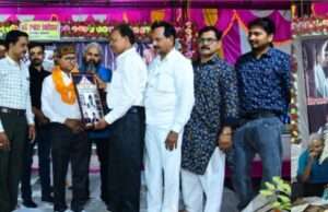 हथगाम गौरव सम्मान से सम्मानित हुए शायर शिव शरण बंधु
