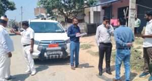 ककरही-टड़िया-गायघाट सड़क का डीएम ने किया निरीक्षण, मरम्मत के दिए सख्त निर्देश