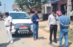 ककरही-टड़िया-गायघाट सड़क का डीएम ने किया निरीक्षण, मरम्मत के दिए सख्त निर्देश