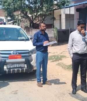 ककरही-टड़िया-गायघाट सड़क का डीएम ने किया निरीक्षण, मरम्मत के दिए सख्त निर्देश