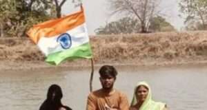 मवैया गांव (कौंधियारा) तालाब विवाद को लेकर पीड़ित परिवार ने तिरंगा झंडा लेकर जल सत्याग्रह के माध्यम से लगाई न्याय की गुहार