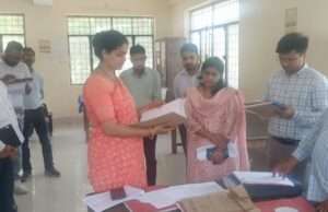 डीएम का तहसील बिंदकी में औचक निरीक्षण, लापरवाही पर वेतन रोकने के निर्देश