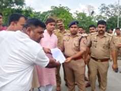 लोडर वाहन रोकने पर भड़के ट्रांसपोर्टर चालक, सीओ को सौंपा ज्ञापन