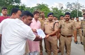 लोडर वाहन रोकने पर भड़के ट्रांसपोर्टर चालक, सीओ को सौंपा ज्ञापन