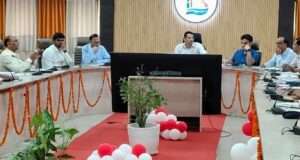 सीएम डैशबोर्ड की समीक्षा बैठक में खराब ग्रेड वाले विभागों के अधिकारियों को डीएम ने लगाई फटकार