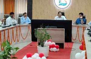 सीएम डैशबोर्ड की समीक्षा बैठक में खराब ग्रेड वाले विभागों के अधिकारियों को डीएम ने लगाई फटकार