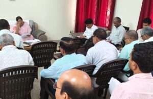 पीडब्ल्यूडी गेस्ट हाउस में समीक्षा बैठक: आवास योजनाओं में पारदर्शिता और ग्राम चौपालों पर दिया जोर