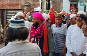 बड़ूपुर में उर्स-ए-पाक का आगाज, अकीदत के साथ पेश की गई चादरखबर के साथ फोटो।