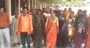 रसोइयों ने उठाई राज्य कर्मचारी का दर्जा और 10 हजार मानदेय की मांग, बीएसए को सौंपा ज्ञापन