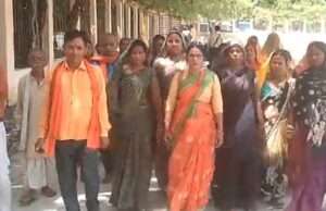 रसोइयों ने उठाई राज्य कर्मचारी का दर्जा और 10 हजार मानदेय की मांग, बीएसए को सौंपा ज्ञापन