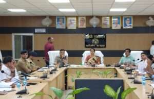 सड़क सुरक्षा व खनन पर सख्त निर्देश, रात में खनन पर रोक— डीएम