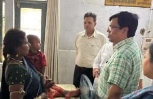 आंधी-तूफान के घायलों का हाल जानने जिला अस्पताल पहुंचे एडीएम