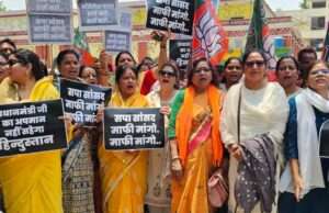 प्रधानमंत्री पर सपा सांसद की विवादित टिप्पणी के खिलाफ़ विरोध मार्च निकाला