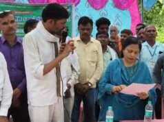 चिटफंड भुगतान को लेकर 21 महीने से धरना जारी, डीएम को सौंपा ज्ञापन