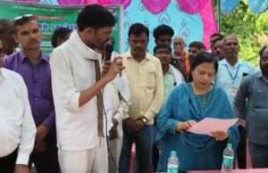 चिटफंड भुगतान को लेकर 21 महीने से धरना जारी, डीएम को सौंपा ज्ञापन