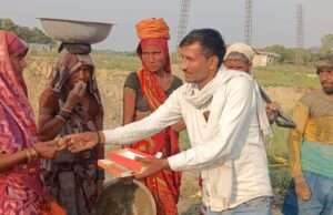 मजदूर दिवस पर आशीष पासी का अनोखा अंदाज सम्मान के साथ दिलाई शिक्षा और नशामुक्ति की शपथ