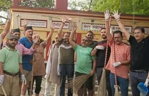 स्वयंसेवकों ने हनुमान मंदिर पर चलाया स्वच्छता श्रमदान कार्यक्रम