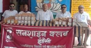 तपती धूप में नन्हें कदमों को मिली राहत, पादुकाएं पाकर खिले बच्चों के चेहरे