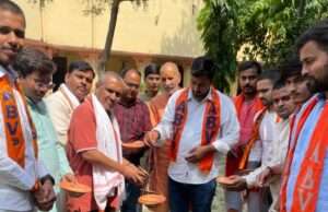 संस्कृतविद्या विभाग एवं ए.वी.पी. कार्यकर्ताओं द्वारा पशु-पक्षियों हेतु ‘सकोरा अभियान’ संचालित