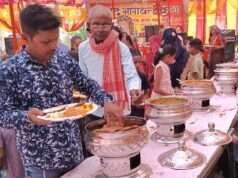 श्रीमद् भागवत कथा के समापन के बाद भंडारे में पहुंचे भक्तों ने ग्रहण किया भोजन प्रसाद