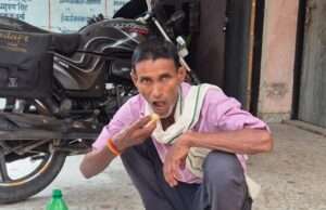 यूरिया के लिए तीन दिन से समिति के चक्कर काट रहा किसान जमीन पर बैठकर खा रहा खाना