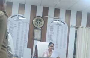 कलेक्ट्रेट में डीएम के जनता दर्शन में 75 शिकायतें प्राप्त